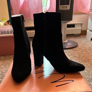 ANKLE POINTED TOE BLACK VELVET BOOTIES